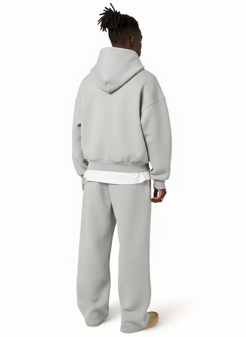 Herren Sportlich Casual Set: Grauer Hoodie mit gerader Passform & passende Jogginghose.