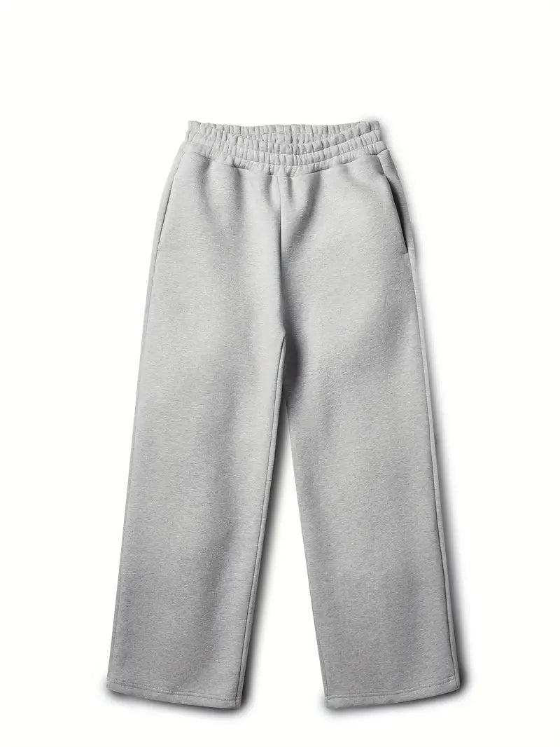 Stilvoller Herren Trainingsanzug: Graues zweiteiliges Set aus Kapuzenpullover und Jogginghose.