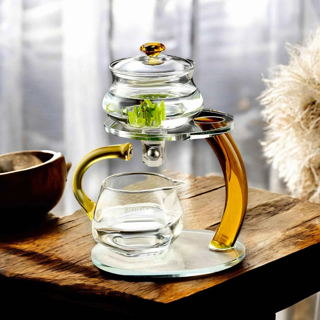 Magnetische Glasteekanne mit integriertem Infuser für losen Tee. Modernes Design und einfache Teezubereitung.