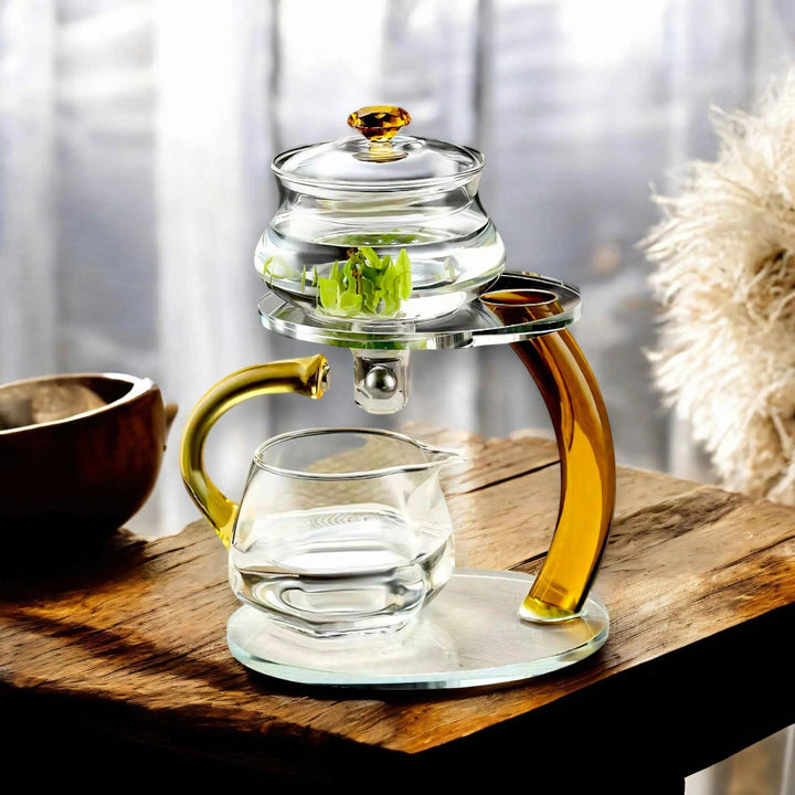 Magnetische Glasteekanne mit integriertem Infuser für losen Tee. Modernes Design und einfache Teezubereitung.