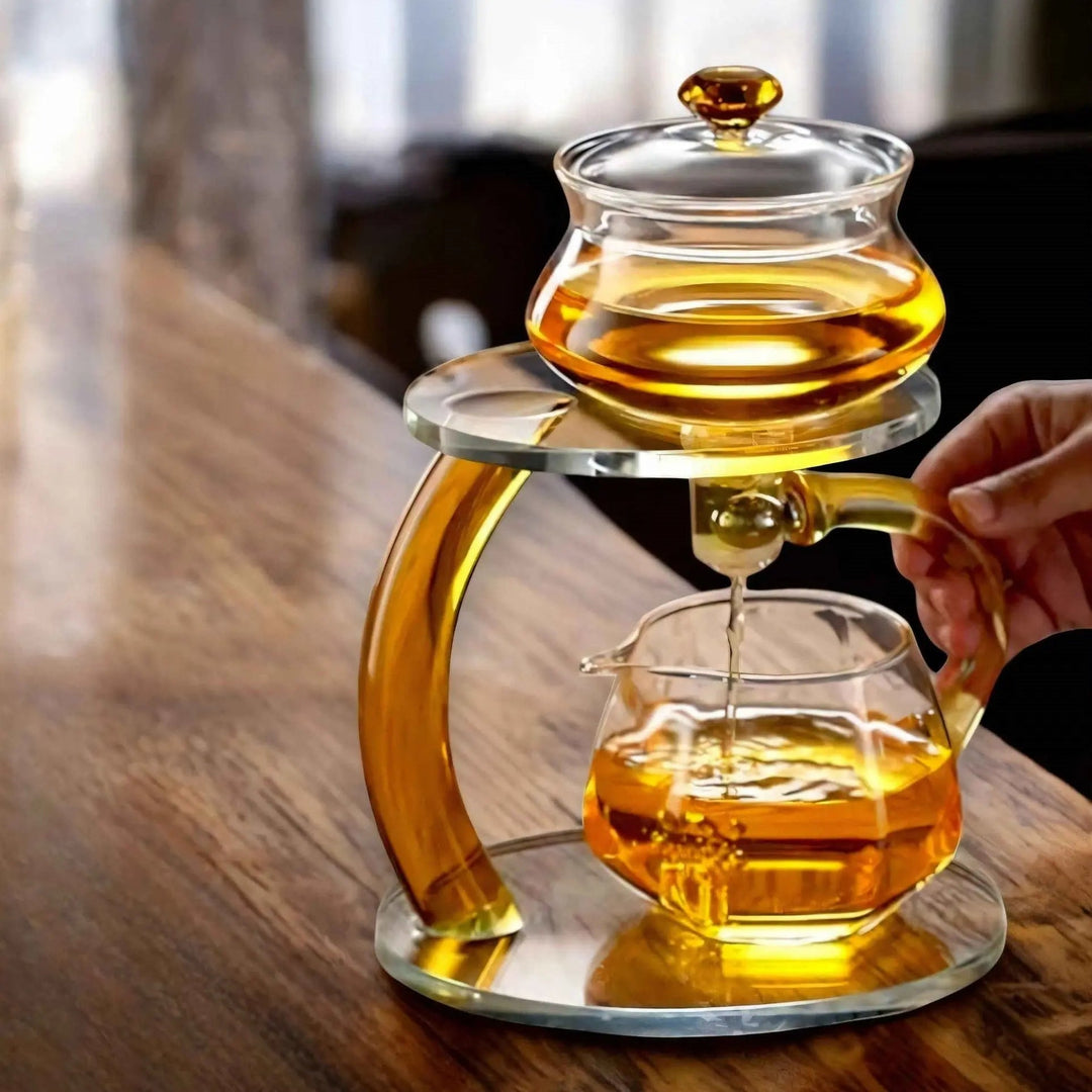 Stilvolle magnetische Glasteekanne mit Infuser, ideal für eine bewusste Teezeremonie und frischen Aufguss.