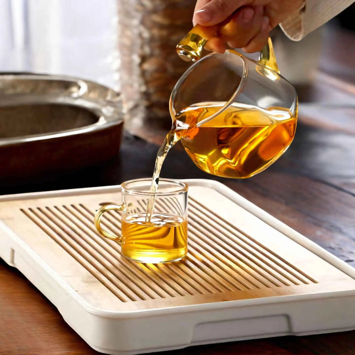 Innovatives Teegeschirr: Magnetische Teekanne aus Glas mit Infuser für die gesunde Zubereitung von Tee.