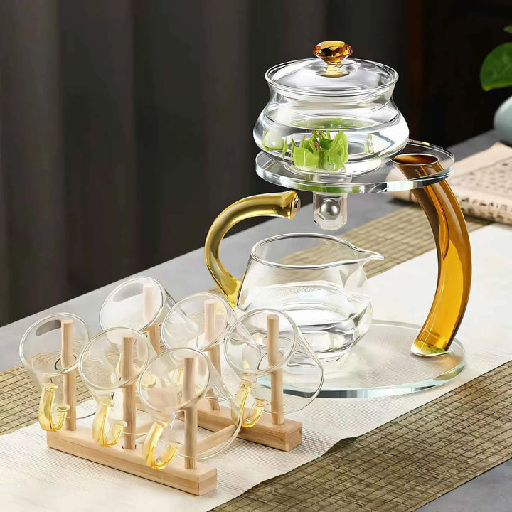 Moderne magnetische Glasteekanne mit herausnehmbarem Infuser und goldenen Akzenten. Für besten Teegenuss.