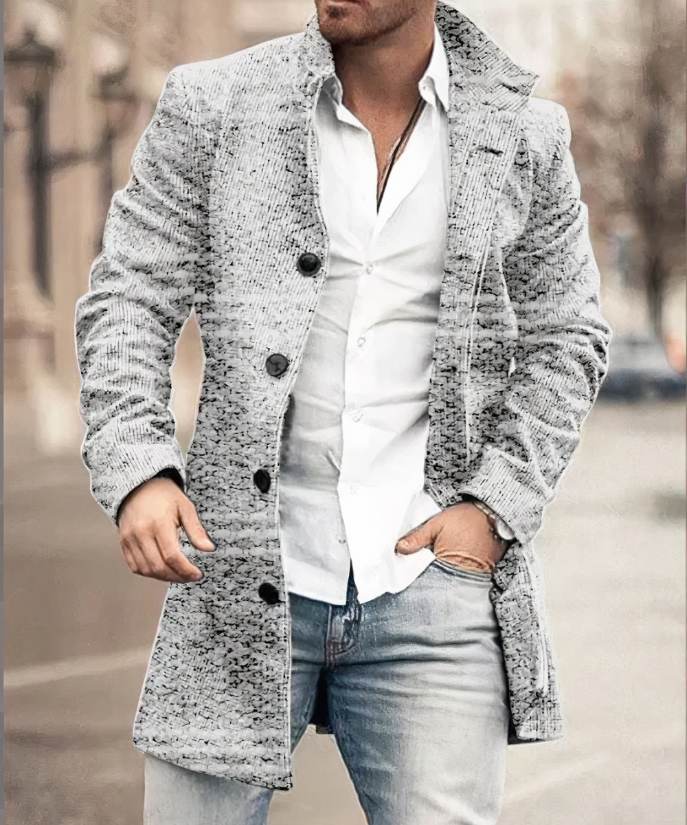 Detailaufnahme: Hochwertiger Stehkragen des stilvollen Herren Trenchcoats, ideal für Herbst-Winter-Outfits.
