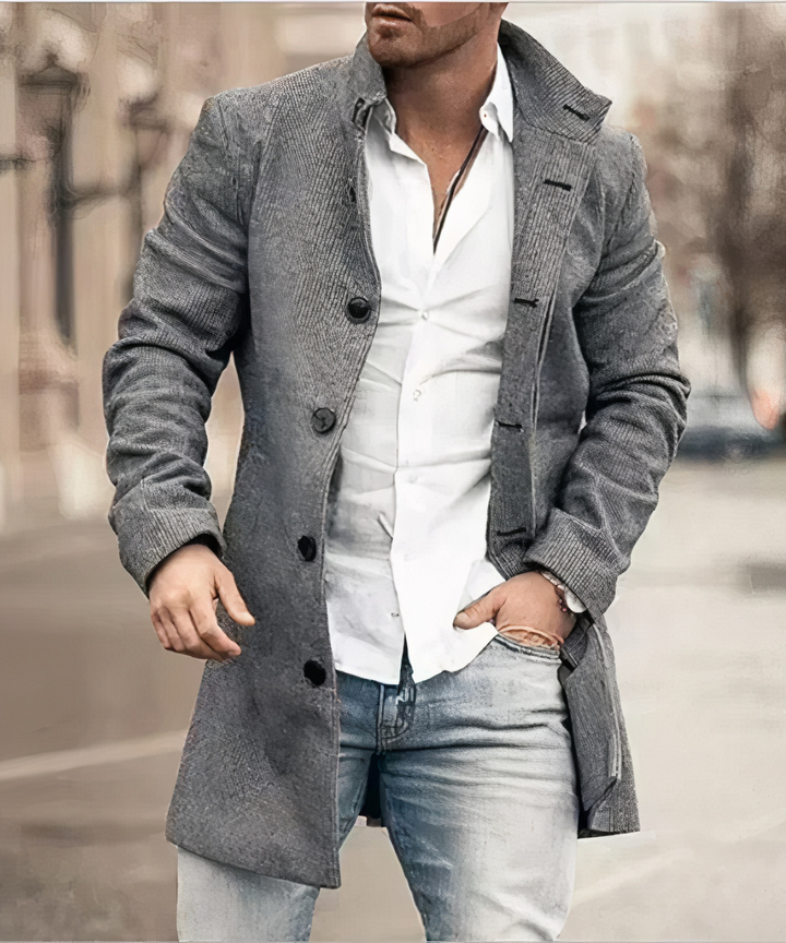 Eleganter Herren Trenchcoat mit Stehkragen, ideal für Business & Casual Outfits im Herbst und Winter.