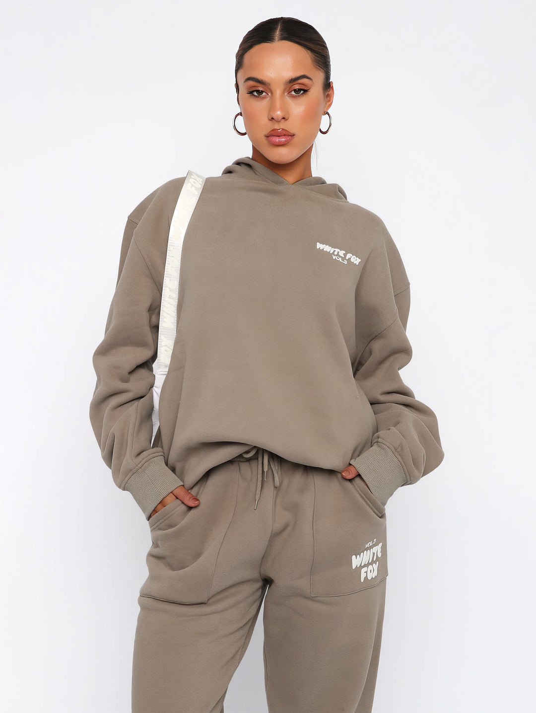 Eleganter Damen-Freizeitanzug in modernem Design, perfekt für den urbanen Lifestyle und Komfort.