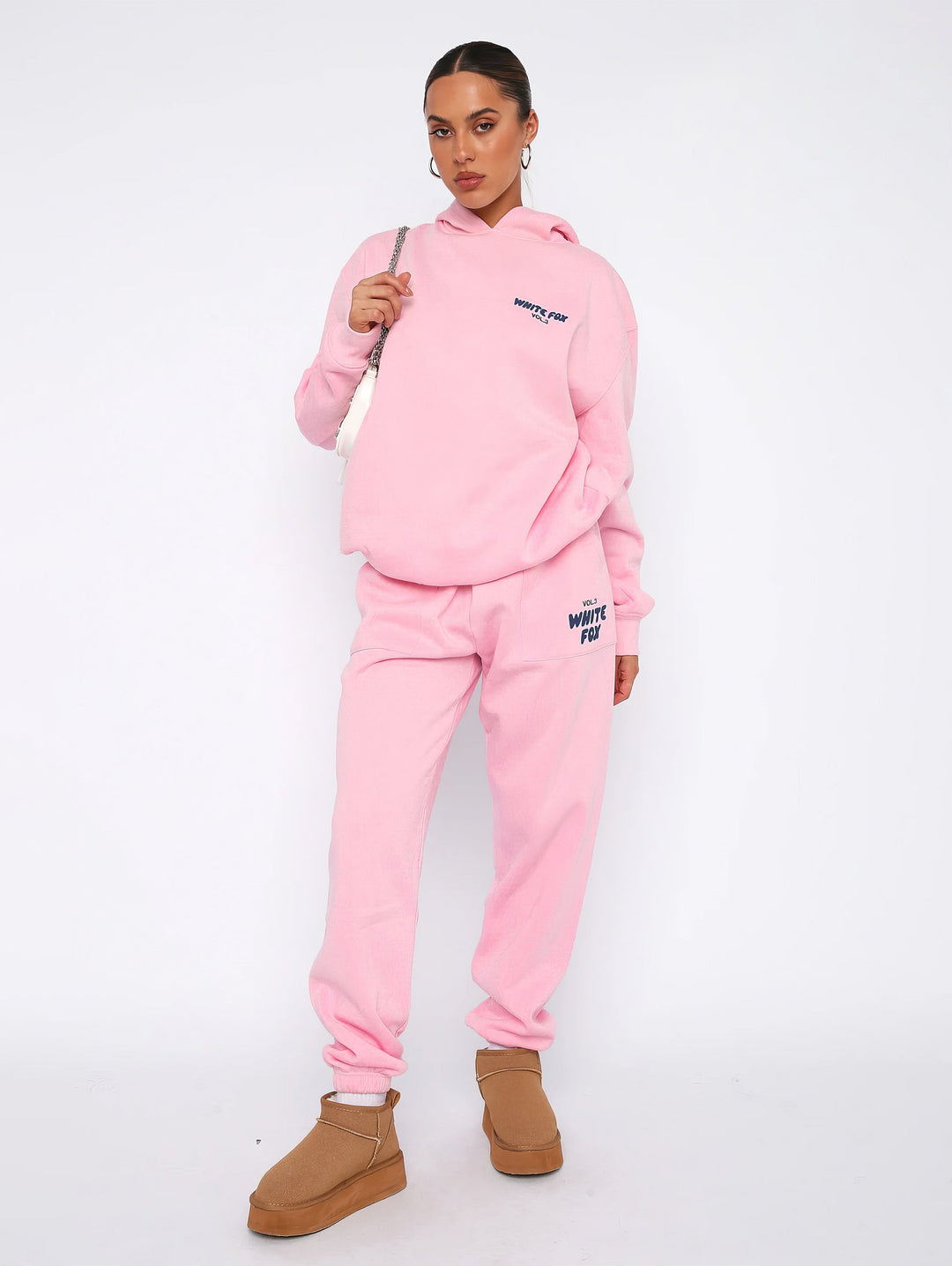 Damenmode: Bequemer Trainingsanzug, ideal für einen sportlich-eleganten Look und Freizeitkleidung.