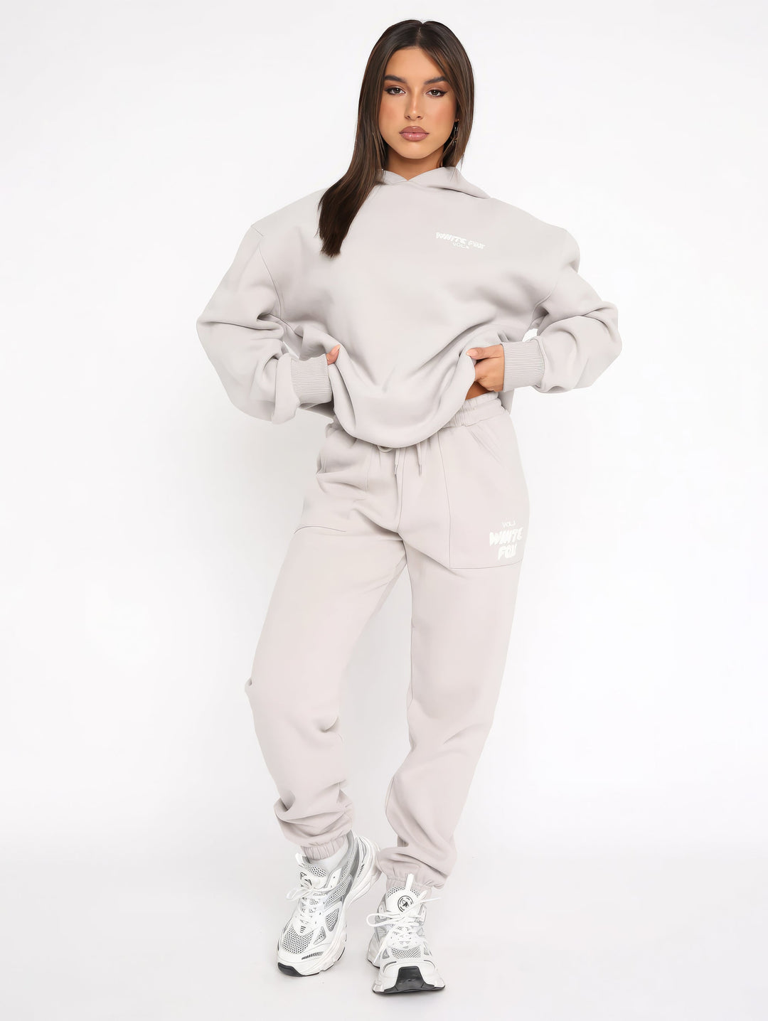 Stilvoller Damen-Trainingsanzug, perfekt für einen lässigen, modernen Look in der Freizeit.