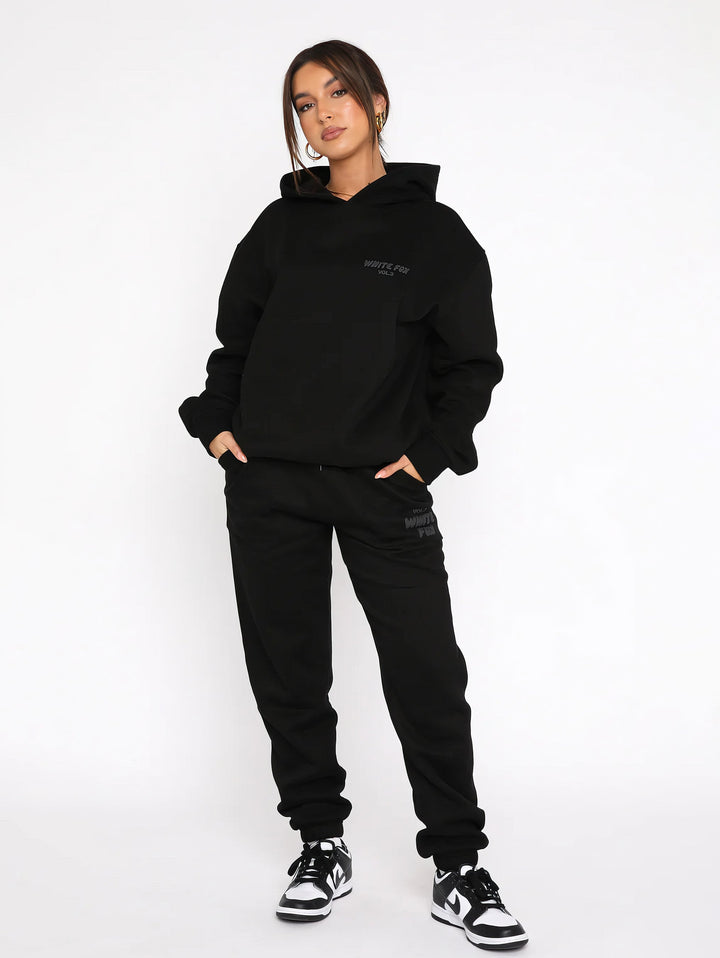 Moderner Damen-Sportanzug, ideal für eine stylische und bequeme Erscheinung in jeder Situation.