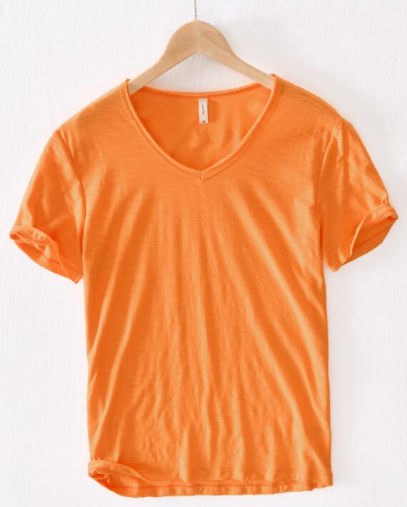 Herren Kurzarm Shirt mit V-Ausschnitt, atmungsaktiver Stoff, super für heiße Tage.