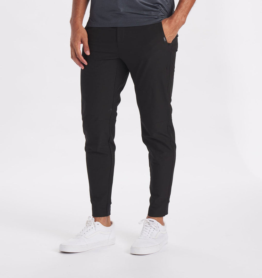 Moderne Herren Chino, schlank geschnitten, Stretch, perfekt für stilvolle Alltags- und Business-Looks.
