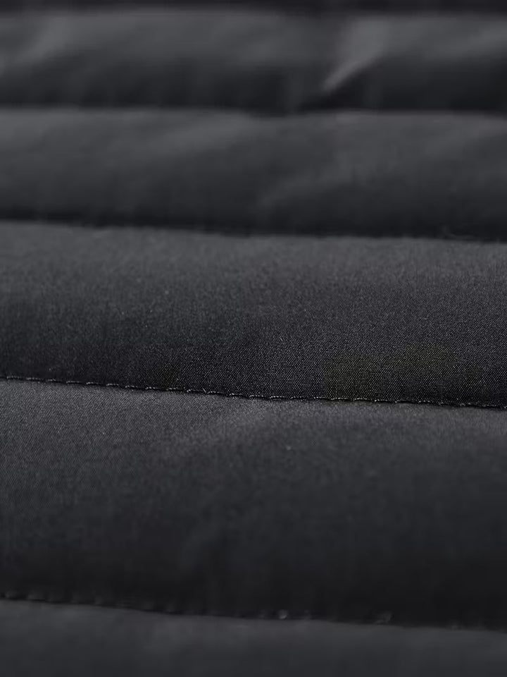 Leichte Herren Übergangsjacke, winddichte Steppjacke schwarz, mit Stehkragen für maximalen Komfort.