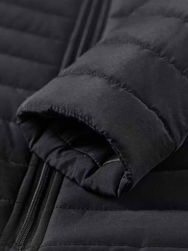 Vielseitige Herren Steppjacke schwarz, mit Stehkragen. Winddicht & leicht, ideal als Übergangsjacke Frühling/Herbst.
