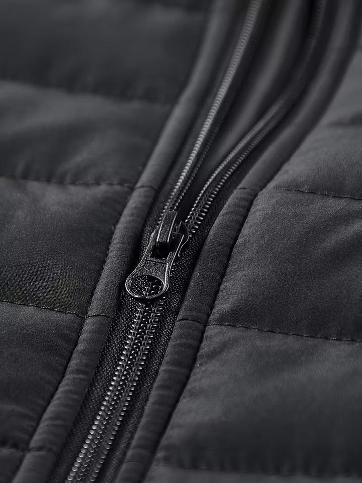 Moderne Herren Steppjacke slimfit, schwarz, mit Stehkragen. Die leichte & winddichte Übergangsjacke für jede Gelegenheit.