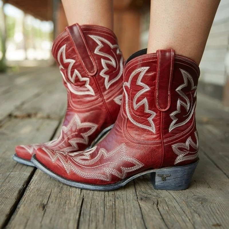 Trendige bestickte Damen-Cowboystiefeletten aus Leder, bequem und stilvoll für jede Gelegenheit.