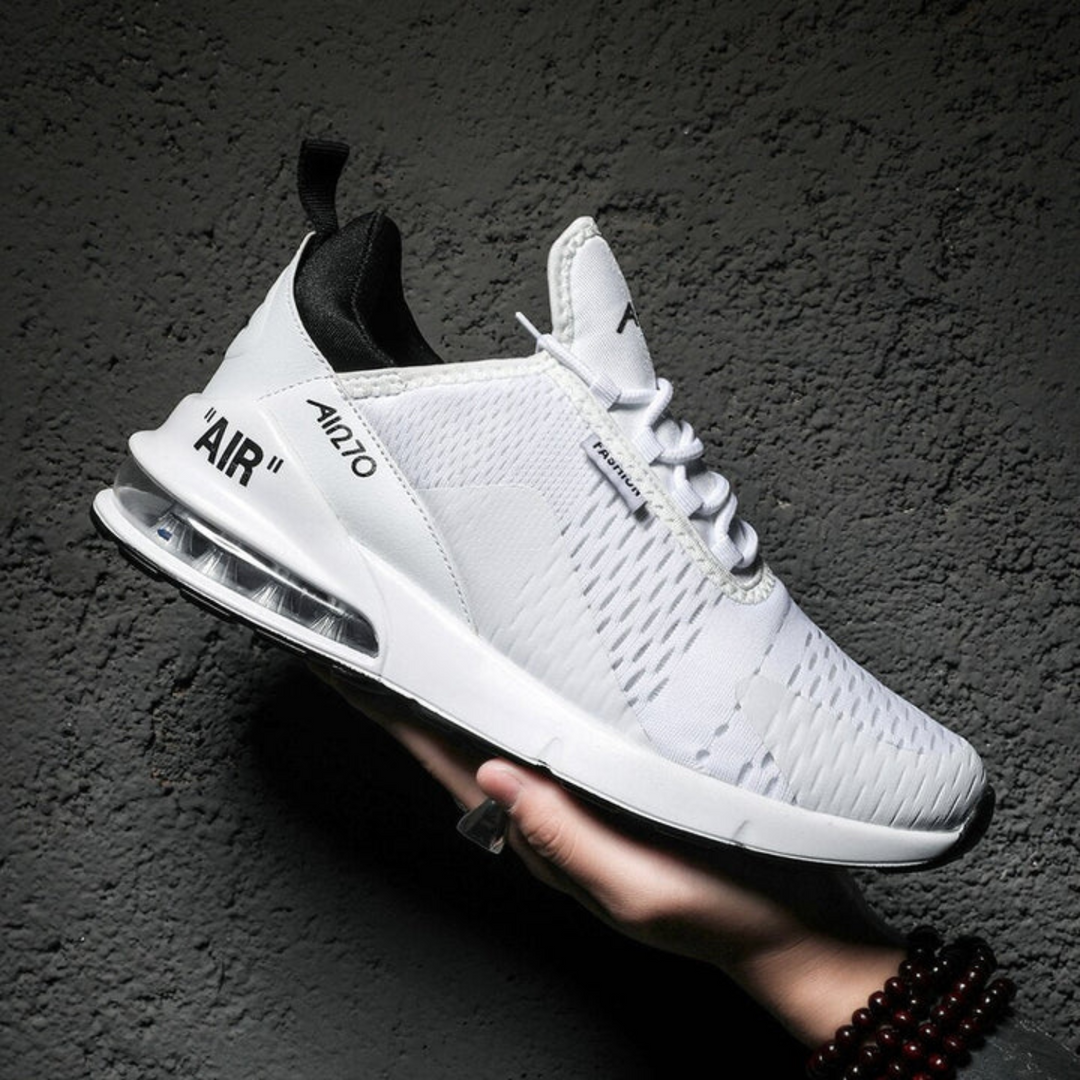 Person trägt Unisex Sportschuhe Nova. Leichte & bequeme Sneaker für Alltag, Sport & Spaziergänge.