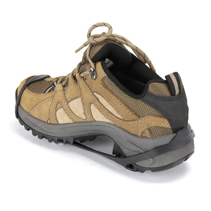 Nahaufnahme robuster Schuhspikes mit Metallzähnen. Optimale Griffigkeit & Rutschfestigkeit auf Eis und Schnee.