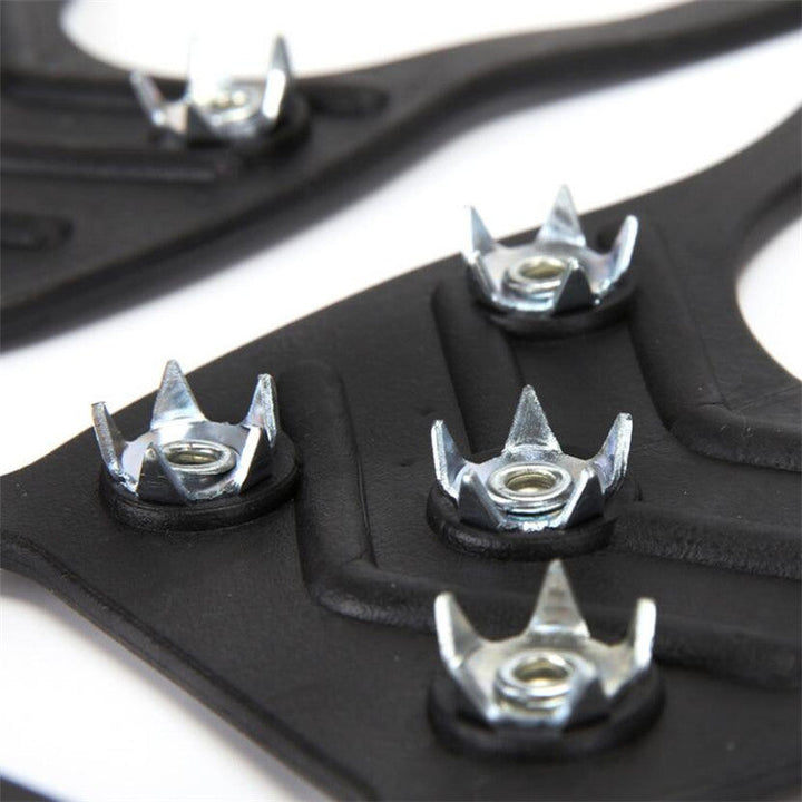 Robuste Schuhspikes mit widerstandsfähigen Metallzähnen. Bieten zuverlässigen Halt und Sicherheit auf Eis und Schnee.