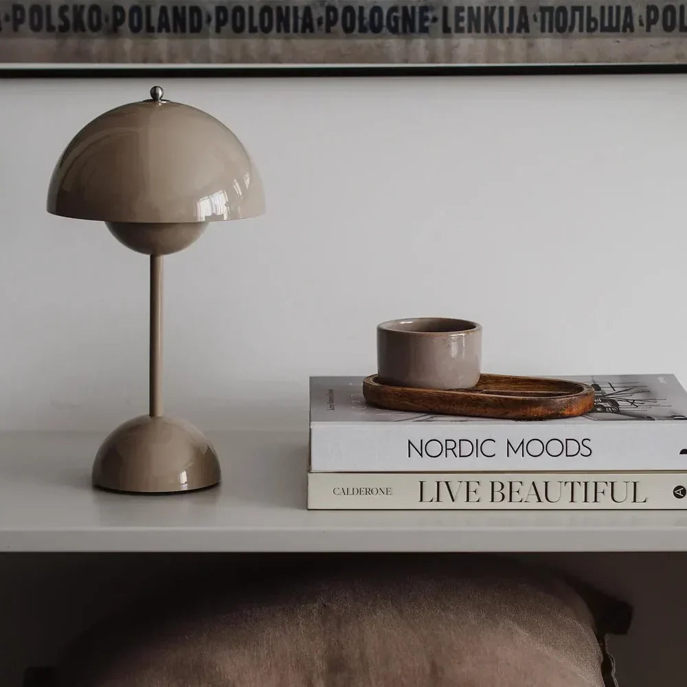 Kompakte und stilvolle kabellose LED Lampe MoonGlow, dimmbar, für jede Gelegenheit.