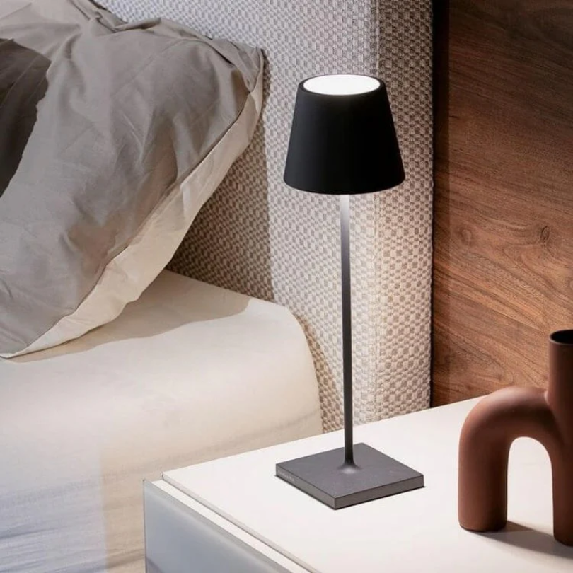 LumiFlex Tischlampe mit Akku, kabellose LED, Touch-Steuerung, ideal für Abendstimmung.