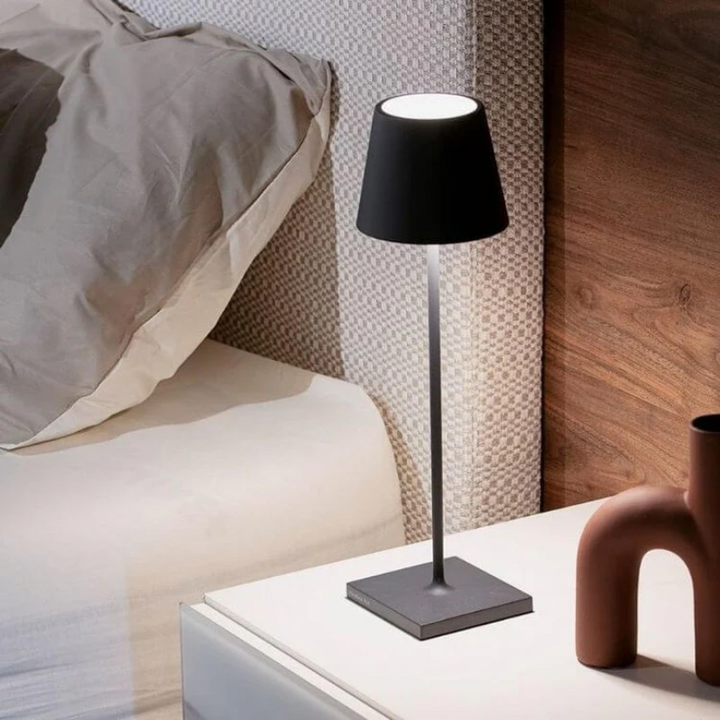 LumiFlex Tischlampe mit Akku, kabellose LED, Touch-Steuerung, ideal für Abendstimmung.