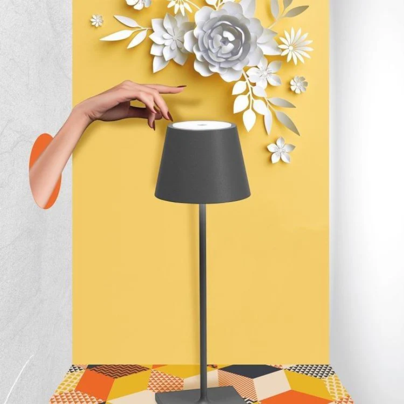 LumiFlex kabellose LED-Tischlampe, touch-sensitiv, modern für Wohnzimmer & Schlafzimmer.