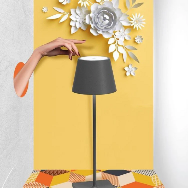 LumiFlex kabellose LED-Tischlampe, touch-sensitiv, modern für Wohnzimmer & Schlafzimmer.