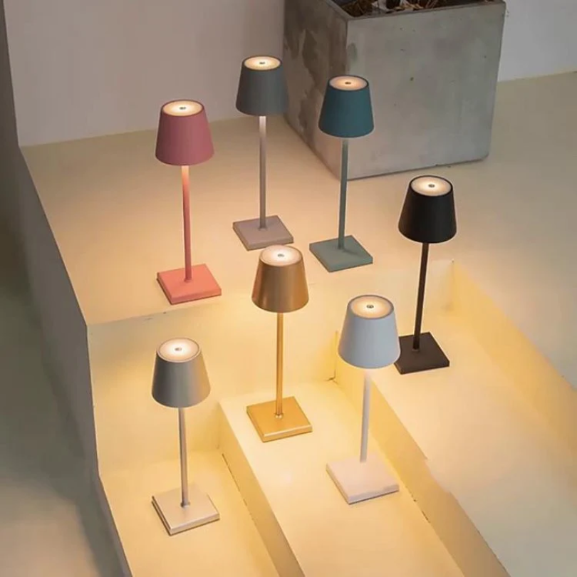 Warme Atmosphäre mit LumiFlex LED-Tischlampe, kabellos, Touch-Helligkeit, wiederaufladbar.