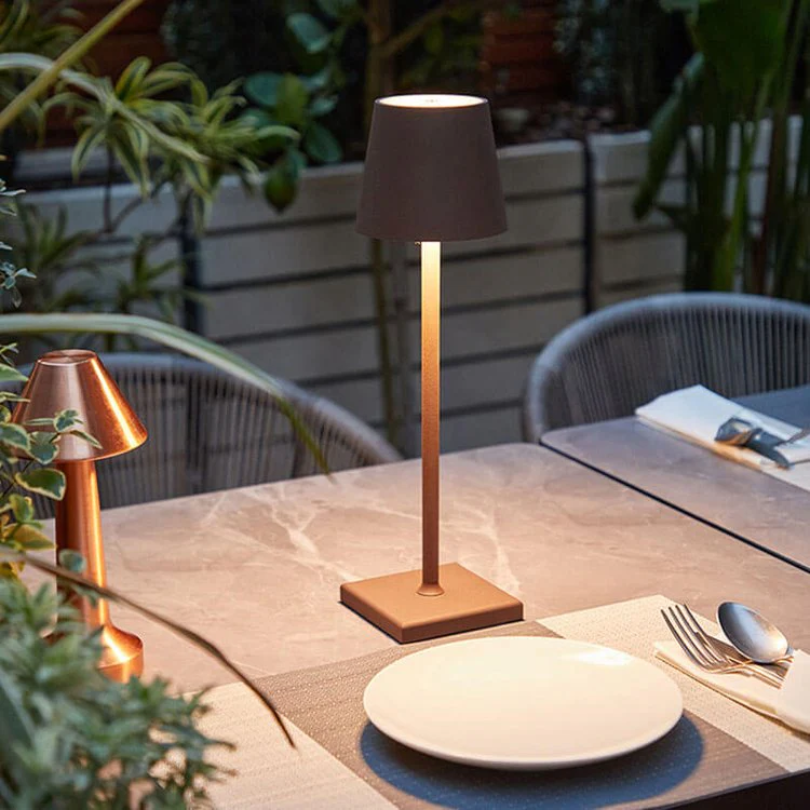Elegante LumiFlex LED-Tischlampe, kabellos, Touch-Dimmfunktion, als Dekorationselement.