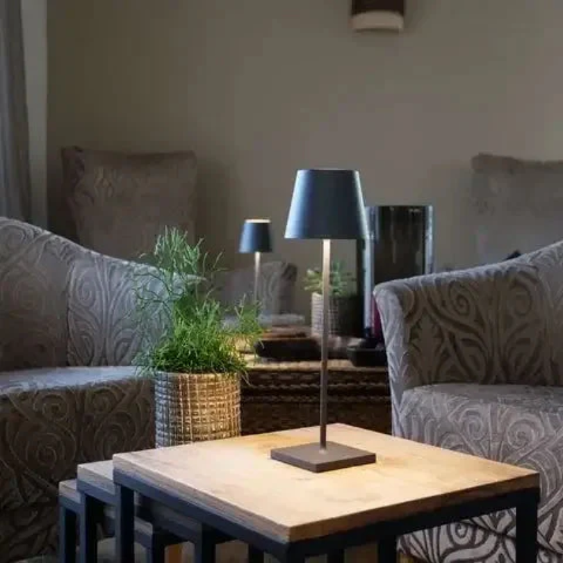 LumiFlex Akku-Tischlampe: Portable LED, Touch-Helligkeit, für flexible Beleuchtung im Haus.