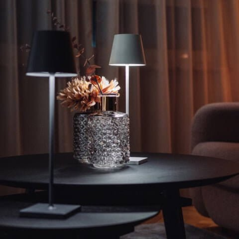 Vielseitige LumiFlex LED-Tischlampe, kabellos, wiederaufladbar, mit sensibler Touch-Steuerung.