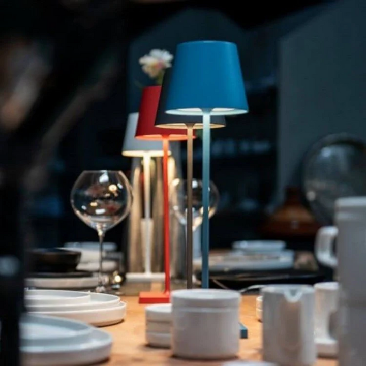 LumiFlex kabellose LED-Tischlampe, Touch-sensitiv, minimalistisches Design, für gemütliches Licht.