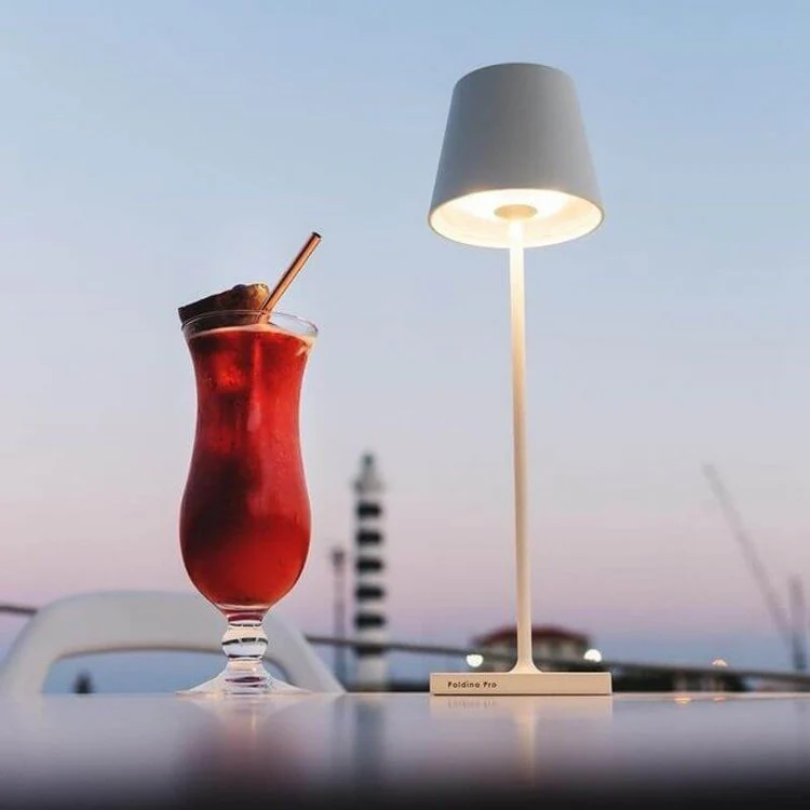 LumiFlex Design-Tischlampe, LED, kabellos, Touch-Dimmfunktion, schafft stilvolle Akzente.