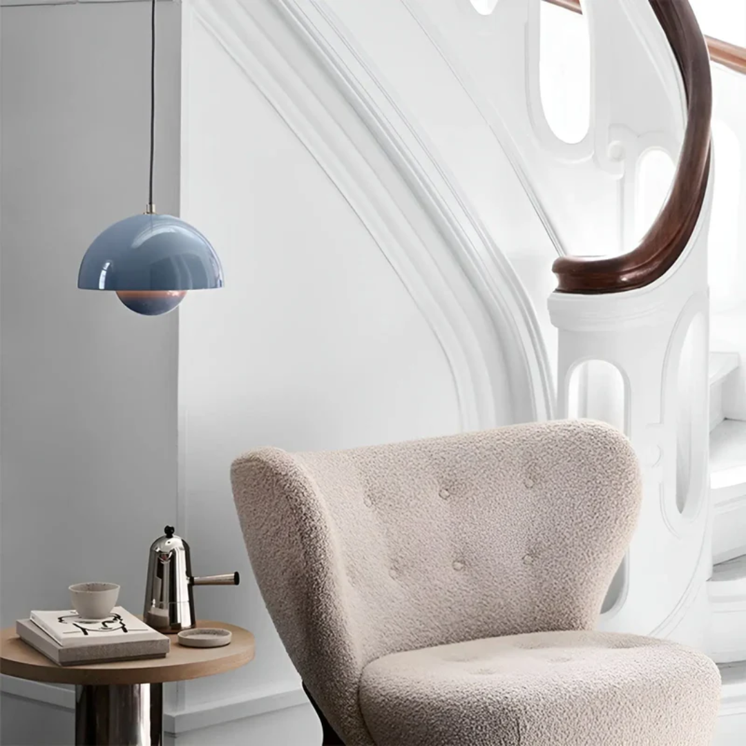 Stilvolle skandinavische LED-Hängeleuchte, moderne Pendellampe für minimalistisches Interieur.