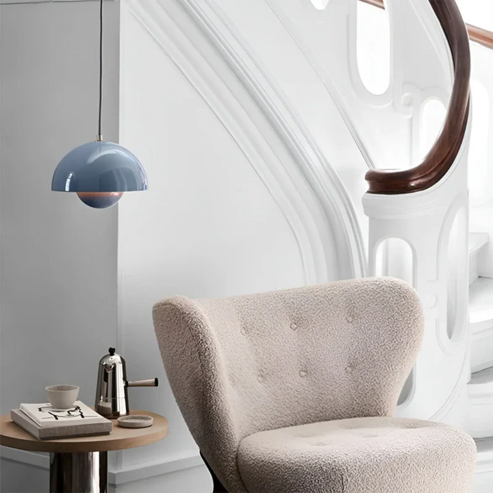 Stilvolle skandinavische LED-Hängeleuchte, moderne Pendellampe für minimalistisches Interieur.