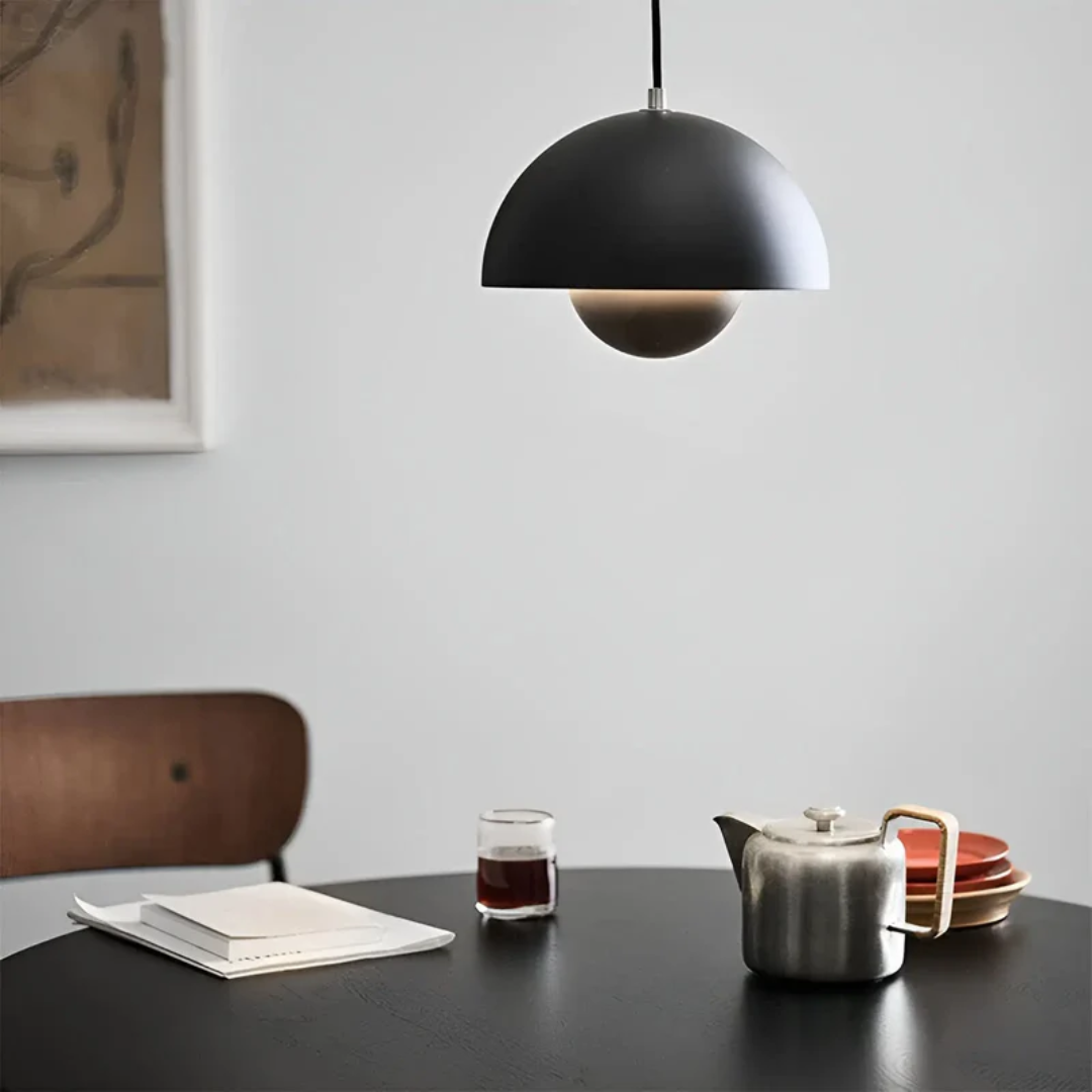 Weiße skandinavische LED-Hängeleuchte, moderne Beleuchtung für helle Wohnräume.