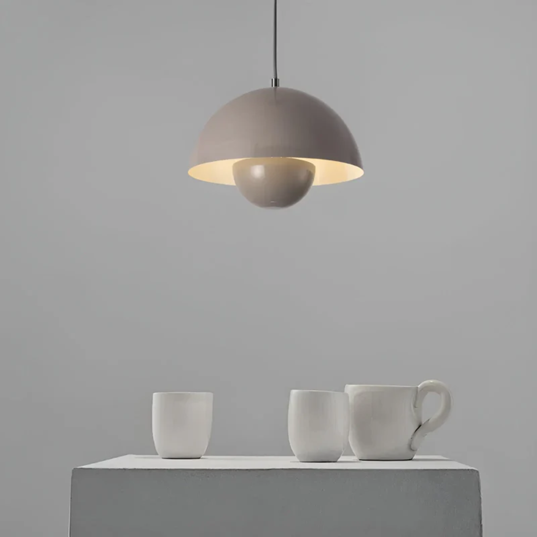 Skandinavische LED-Hängeleuchte, modernes Design, schafft warmes Licht im Wohnbereich.