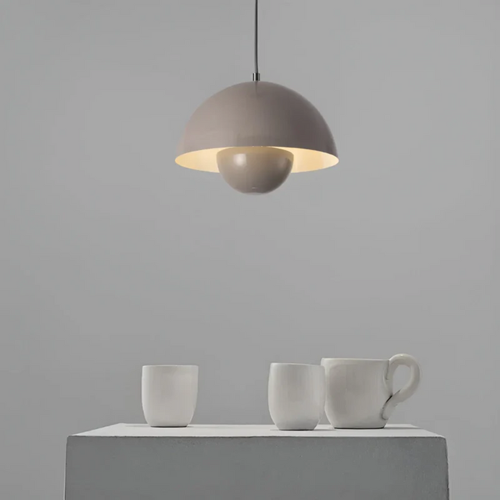 Skandinavische LED-Hängeleuchte, modernes Design, schafft warmes Licht im Wohnbereich.