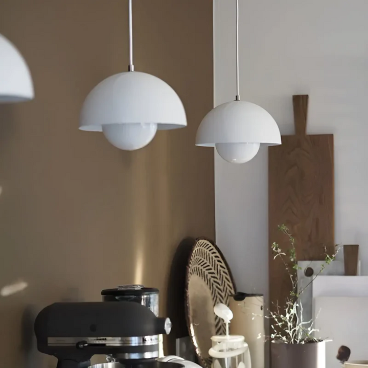 Skandinavische LED-Hängeleuchte, schlichtes Design, als stilvolle Dekolampe.