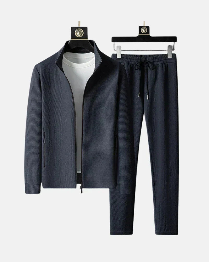 Detailansicht des Premium Stoffes vom Herren Trainingsanzug, bequem & stilvoll für Alltag und Sportmode.