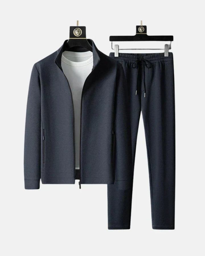 Detailansicht des Premium Stoffes vom Herren Trainingsanzug, bequem & stilvoll für Alltag und Sportmode.