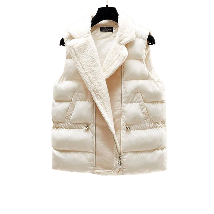 Hochwertiges Damen Winterset: Warme Daunenjacke, Rollkragenpullover & bequeme Hose für den Winter.