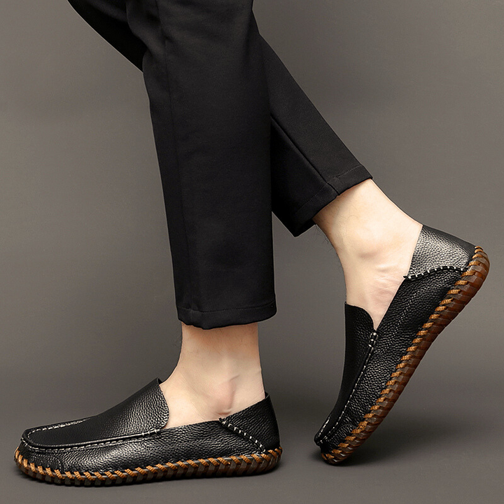 Vorderansicht der eleganten Herren Slip-On Slipper, handgenäht für Komfort und Stil, mit rutschfester Sohle.