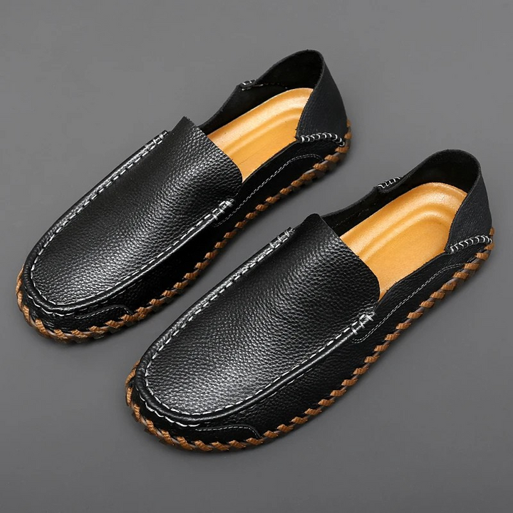 Komfortable Herren Slipper mit handgefertigten Details, Business Casual Look und strapazierfähiger Rutschsohle.