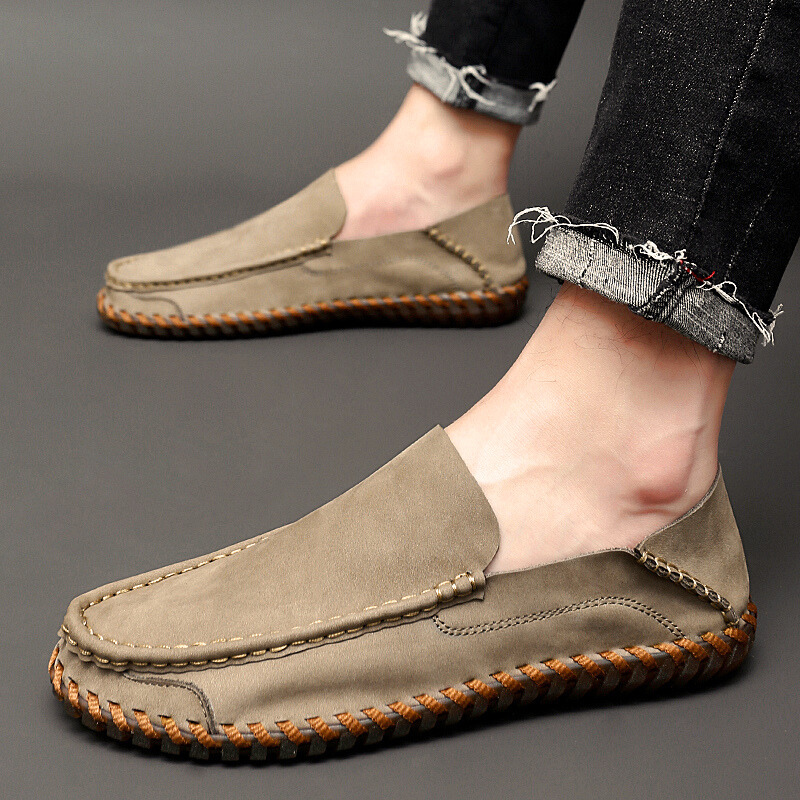 Seitliche Ansicht der bequemen Herren Freizeitschuhe, Slip-On Slipper mit handgenähten Nähten und stabiler Sohle.
