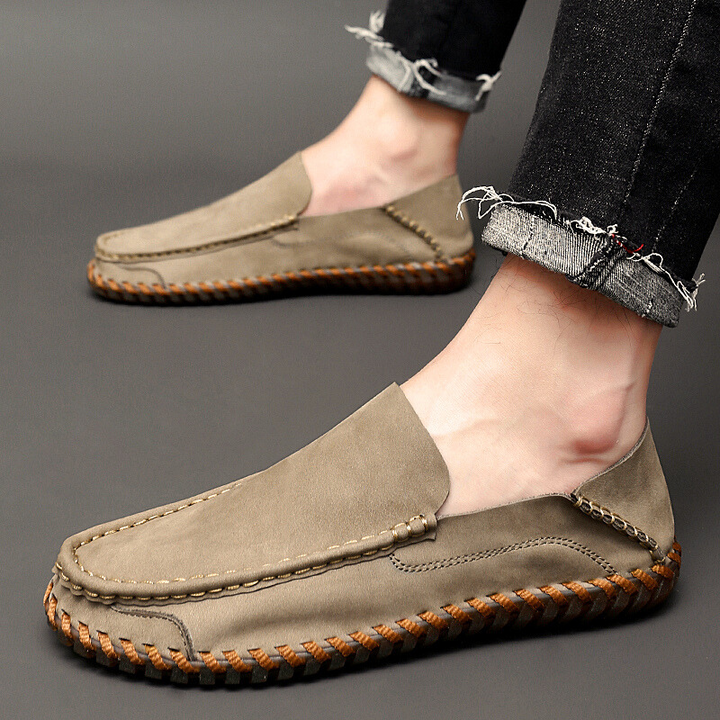 Seitliche Ansicht der bequemen Herren Freizeitschuhe, Slip-On Slipper mit handgenähten Nähten und stabiler Sohle.
