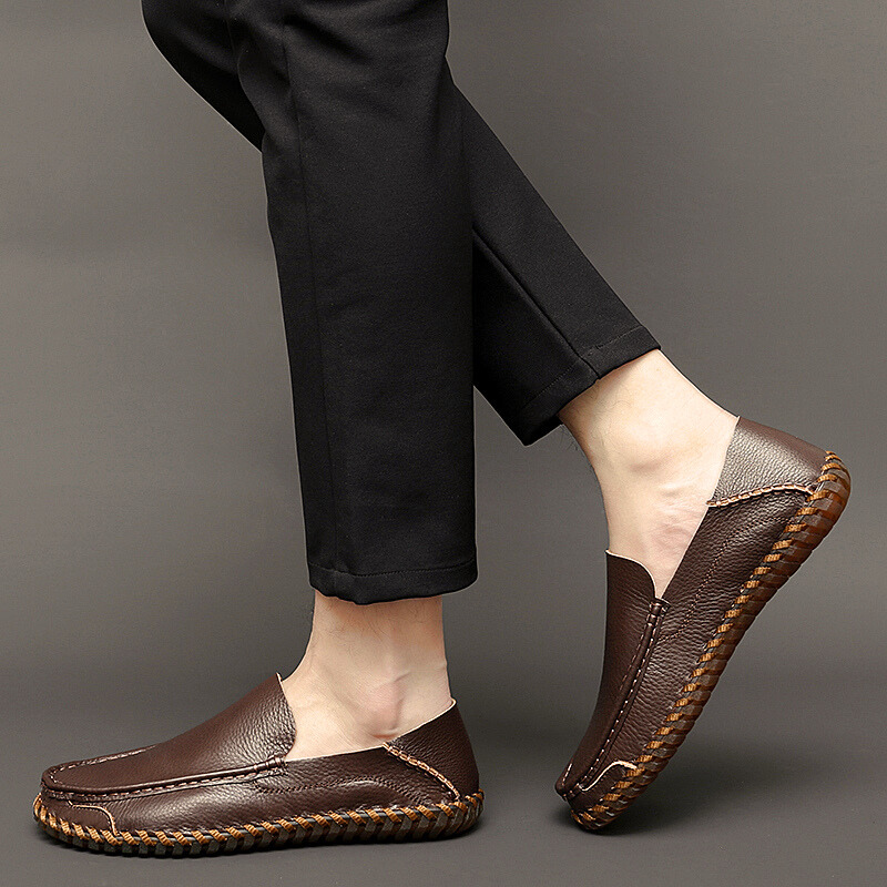 Ein Paar handgenähte Herren Slipper mit rutschfester Sohle, die perfekten Slip-On Komfortschuhe für jede Gelegenheit.
