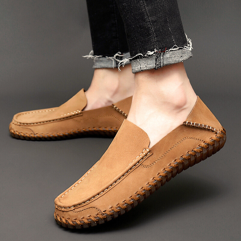 Bequeme Herren Freizeitschuhe als Slip-On Slipper, handgenäht, mit Komfortpassform und rutschfester Sohle.