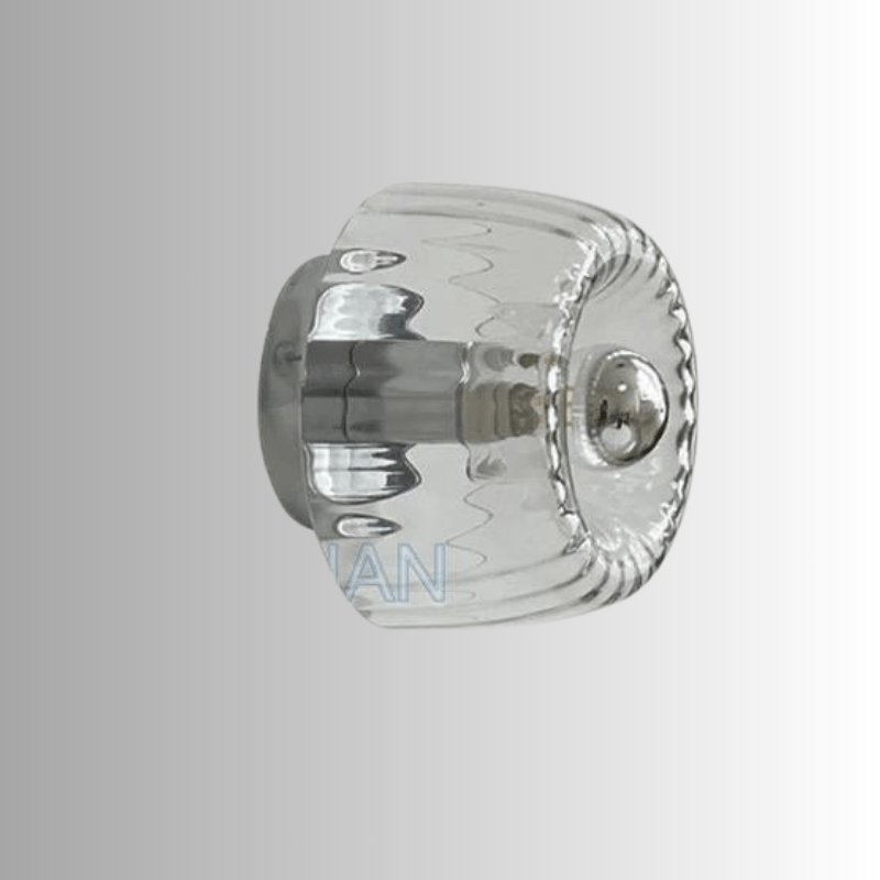 Wandlampe "Nordic Glow" leuchtet sanft, schafft eine warme Atmosphäre im modernen Schlafzimmer.