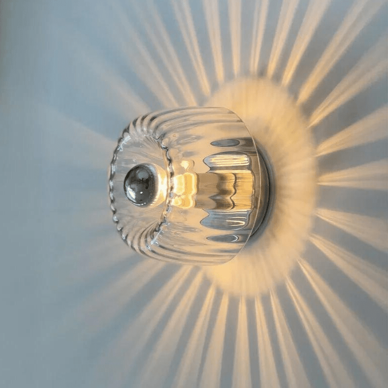 Moderne skandinavische Bauhaus Wandlampe "Nordic Glow" aus Glas & Metall für stilvolle Innenbeleuchtung.